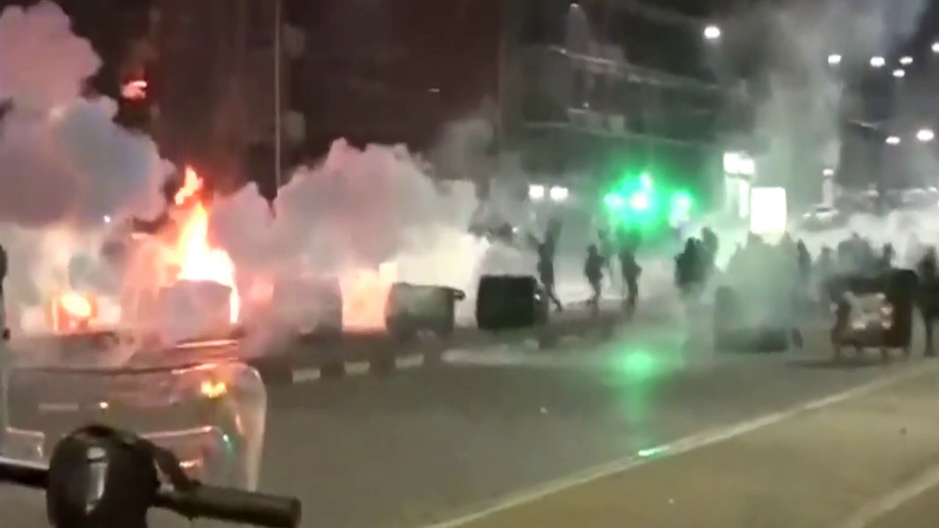 Tensione alle stelle durante il corteo degli anarchici a Torino -GUARDA VIDEO-