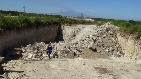 Sigilli a discarica in azienda agricola ad Augusta