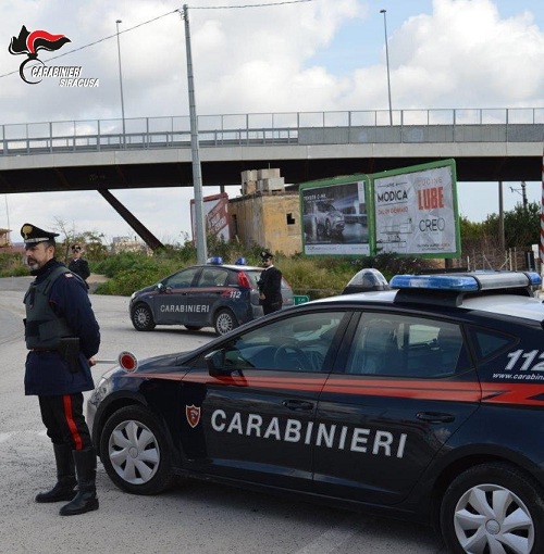 Noto. La polizia denuncia un uomo,rinviene delle valigie rubate ed interviene per un tentativo di suicidio