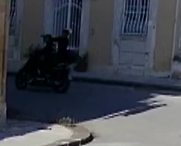 Siracusa, spari in pieno giorno contro casa di un pregiudicato : arrestati due giovani siracusani