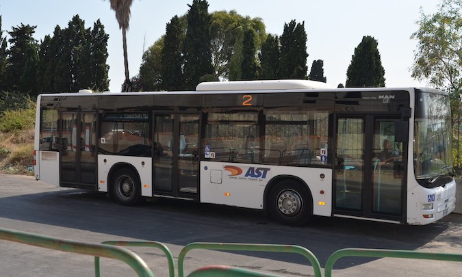 Spostata dal Comune la fermata del corso Gelone al civico 25, ma le paline resta al civico 92 , difficoltà agli utenti. Nessuna responsabilità dell’AST.