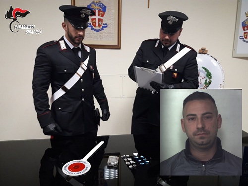 Siracusa. Occultate all’ interno di un comodino della camera da letto,un panetto di hashish: 34enne  arrestato