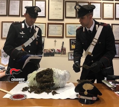 Carlentini.  I carabinieri rivengono, nelle pertinenze in un istituto scolastico,una busta con 1kg di marijana