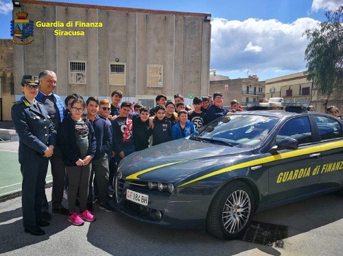 Noto. 7ª Edizione del progetto “Educazione alla legalità economica”: incontri delle Fiamme Gialle con gli studenti