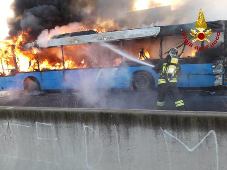 Catania, un incendio distrugge un bus della Fce: nessun ferito