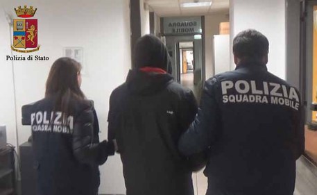 Pedofilia: centinaia di foto e video, arrestato un ragusano