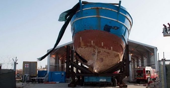 Il Ministero della Difesa cede il barcone del naufragio  del 18 aprile al Comune di Augusta per realizzare il “Giardino della memoria”