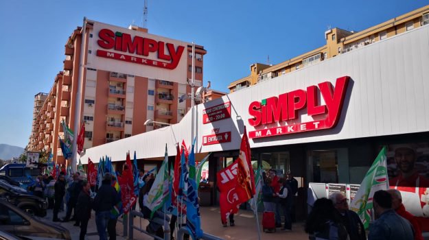 Licenziati 42 dipendenti dei supermercati Simply : sit-in a Siracusa