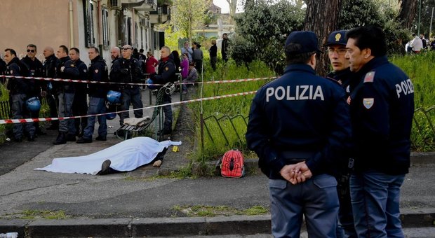Napoli, agguato vicino a una scuola: ucciso un uomo davanti al nipote, ferito il figlio. Il parroco: «Ferocia assurda»