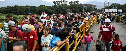Venezuela: fiumi in piena e migliaia di persone in fuga ogni giorno aumentano i rischi alle frontiere