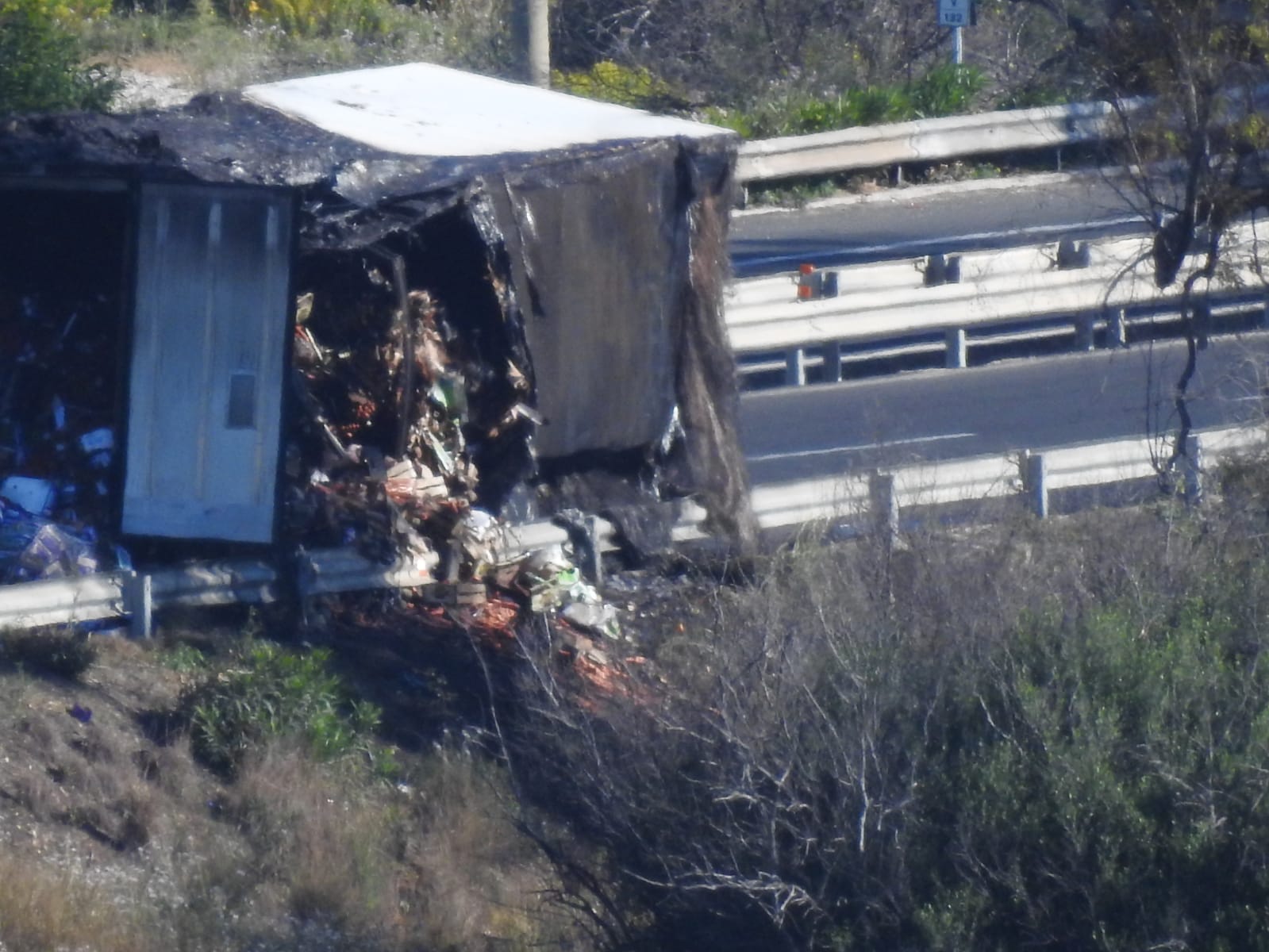 Ancora volta un camion prende fuoco lunga l’autostrada Catania Siracusa. (FOTO)