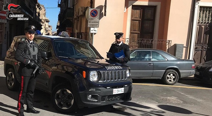 Francofonte, tenta di aggredire una donna all’interno della caserma dei carabinieri: arrestato un 35enne