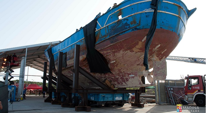 Augusta, il relitto del naufragio del 18 aprile 2015 verrà esposto alla 58° Biennale d’Arte di Venezia: ma tornerà per il “Giardino della memoria”