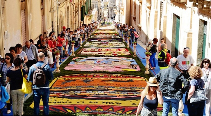 Noto, calpesta bozzetto dell’Infiorata: denunciata una donna