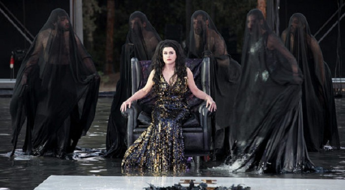 Elena di Euripide incanta la platea del teatro greco