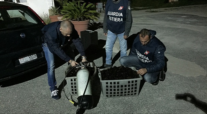 Noto. Pesca Illecita di ricci di mare: 1000 euro di multa e sequestro di attrezzatura a due sub