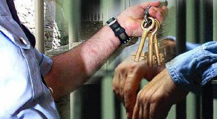 Avola . Agente di Polizia penitenziaria favoriva alcuni detenuti: arrestato per corruzione