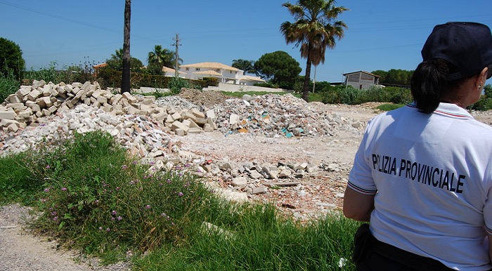 Contrada “Isola”, sequestrata una discarica abusiva di 6000 mq contenente rifiuti speciali. Due persone denunciate