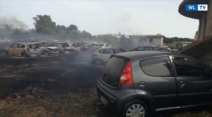 Video. Incendio al parcheggio Eloro, scene da paura: oltre 50 auto carbonizzate