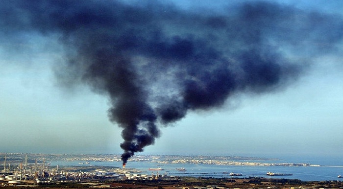Inquinamento petrolchimico: la guerra tra poveri, i sindaci e i connubi “liberi” sull’inquinamento selvaggio