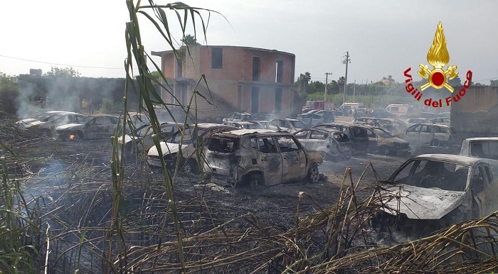 Noto, a fuoco 50 auto al parcheggio di Eloro -FOTO-