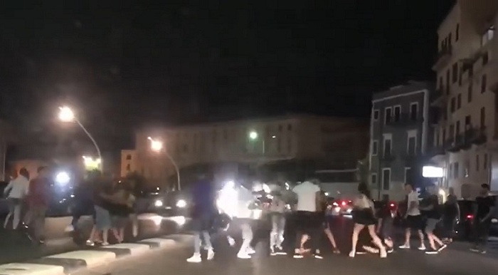 Maxi rissa alla Cala a Palermo, in mezzo alla carreggiata volano calci e pugni (VIDEO)