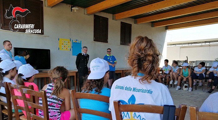 Floridia, i Carabinieri incontrano i ragazzi del campo scuola della Misericordia sul progetto nazionale “Anch’io sono la protezione civile”
