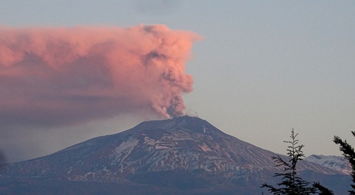 Etna. Si apre frattura in cratere sud-est, emissione cenere e boati