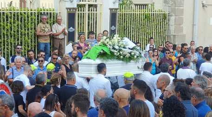 Travolto da Suv, in migliaia a funerale del piccolo Simone