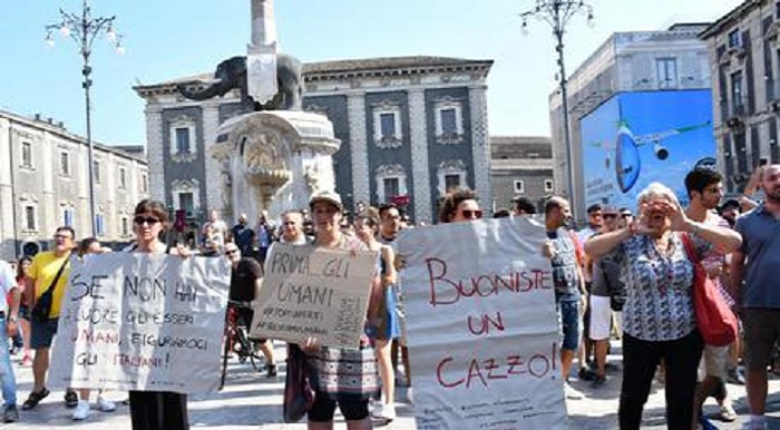 Bottigliette vuote contro auto Salvini: all’uscita dal municipio folla gridava ‘buffone’