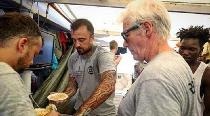Chef Rubio risponde: “Io al fianco della brava gente di Lampedusa”