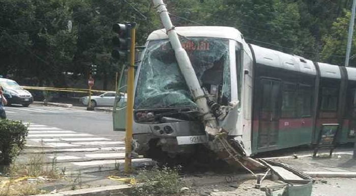 Roma, tram si scontra con un’auto e finisce contro un palo: tre feriti – Video –