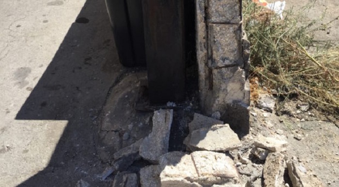 Il muro crolla, ma nessuno interviene: i cittadini chiedono aiuto alla polizia locale