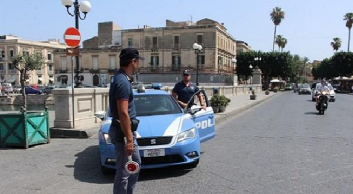 Siracusa: pone resistenza e si scaglia contro Poliziotti dopo controllo – arrestato