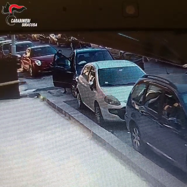 Noto, tentò una rapina a mano armata a una donna incinta davanti al figlioletto: arrestato 44enne (Video)