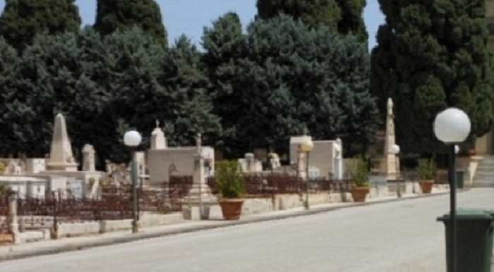 Sirausa. Venerdì della Misericordia, l’arcivescovo si reca al cimitero