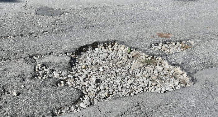 Vinciullo-Salerno: Siamo a Siracusa o al confine tra Siria e Turchia? Enormi crateri in via Giuseppe Reale!!!-Foto-