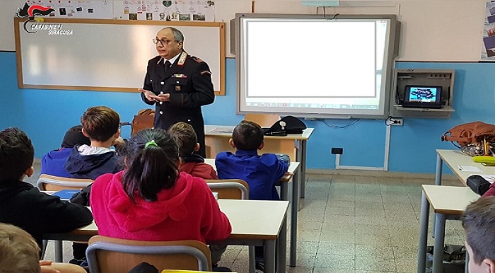 Carlentini: i carabinieri incontrano gli studenti dell’Istituto comprensivo “Carlo V”