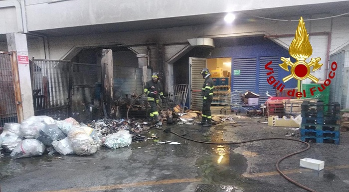 Siracusa: incendio nell’area esterna supermercato decó