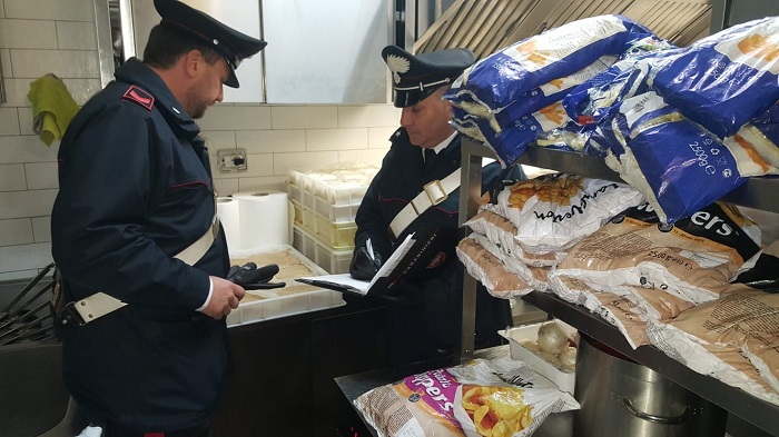 Siracusa, chiuso ristorante in Ortigia: sequestrati 75 chili di cibo scaduto o privo di tracciabilità