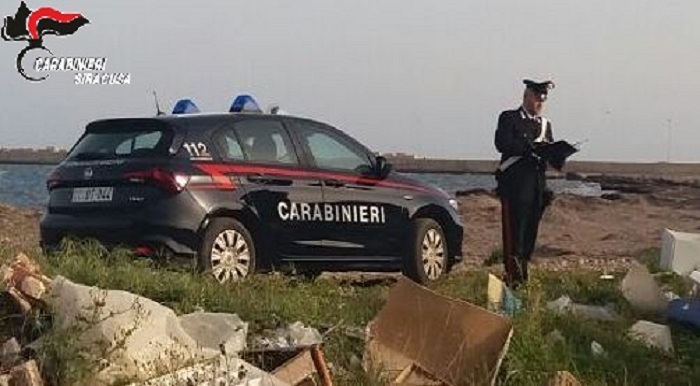 Portopalo. Coltre di fumo inonda il centro abitato, denunciato dai carabinieri