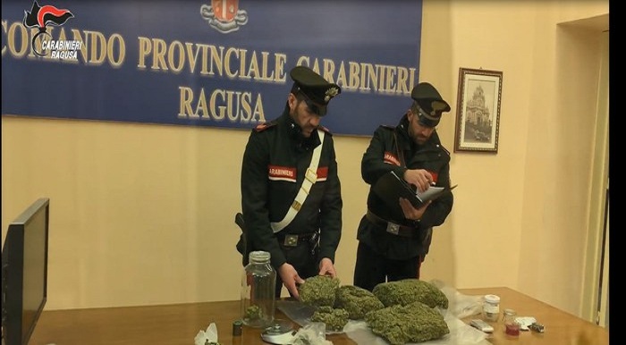 Operazione carabinieri Ragusa, 3 kg marijuana in busta spesa: 2 arresti