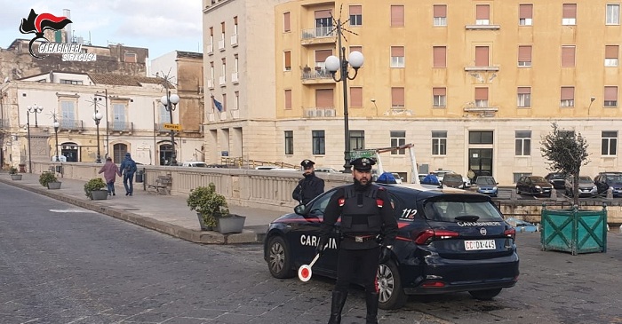 Avola. Non si ferma all’alt dei carabinieri e si rifugia in casa della sorella: 1 arresto ed una denuncia
