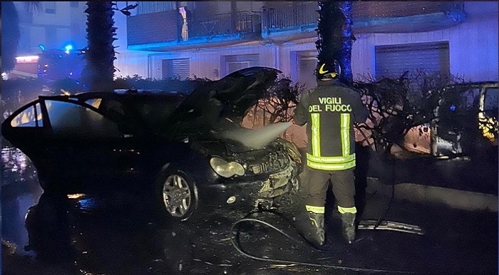 Siracusa. Palma colpita da petardo si incendiano 2 auto parcheggiate-foto-