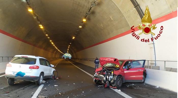 Scontro frontale in galleria Agnone, direzione Siracusa : Contromano in autostrada, 4 feriti