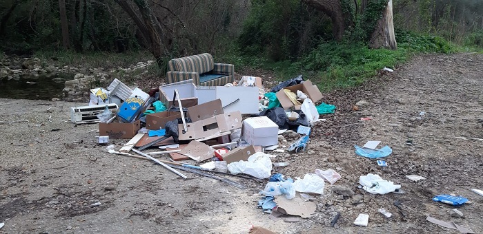 Siracusa. Rifiuti abbandonati: chi sporca, paga