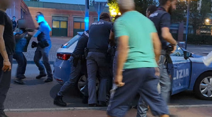 Siracusa, poliziotti accerchiati e malmenati: 2 denunciati