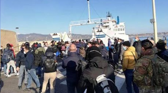 Denuncia del sindaco di Messina, un traghetto su Stretto: bloccati medici su sponda Calabria