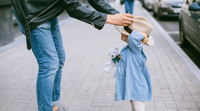 Covid-19, consentito a un solo genitore camminare all’aperto con i figli minori nei pressi dell’abitazione. I chiarimenti del Viminale
