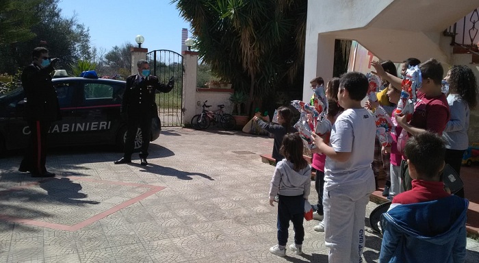 Priolo. Carabinieri regalano un sorriso ai piccoli ospiti della casa famiglia “La casa dei Bambini”.